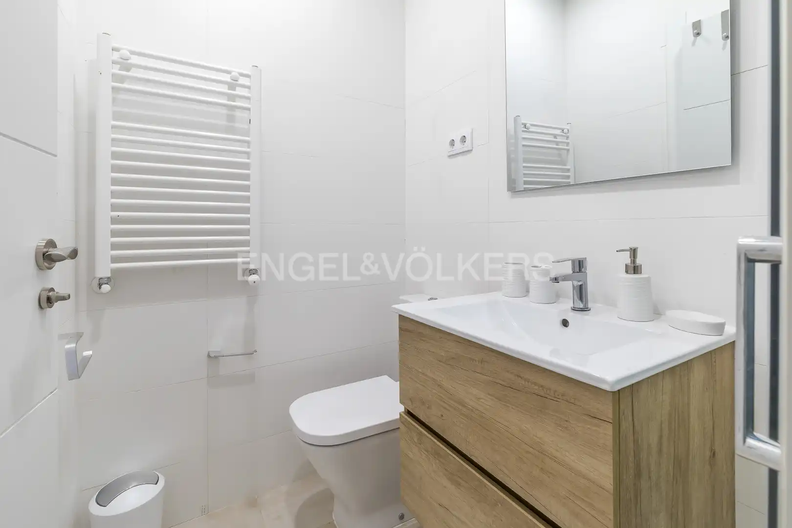 Bany de Apartament de lloguer en Madrid amb Aire condicionat, Calefacció i Moblat