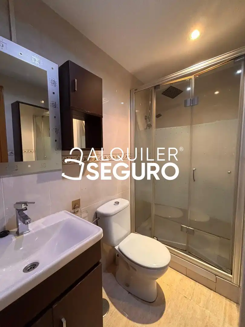 Badezimmer von Wohnung zur Miete in Madrid mit Klimaanlage, Heizung und Möbliert