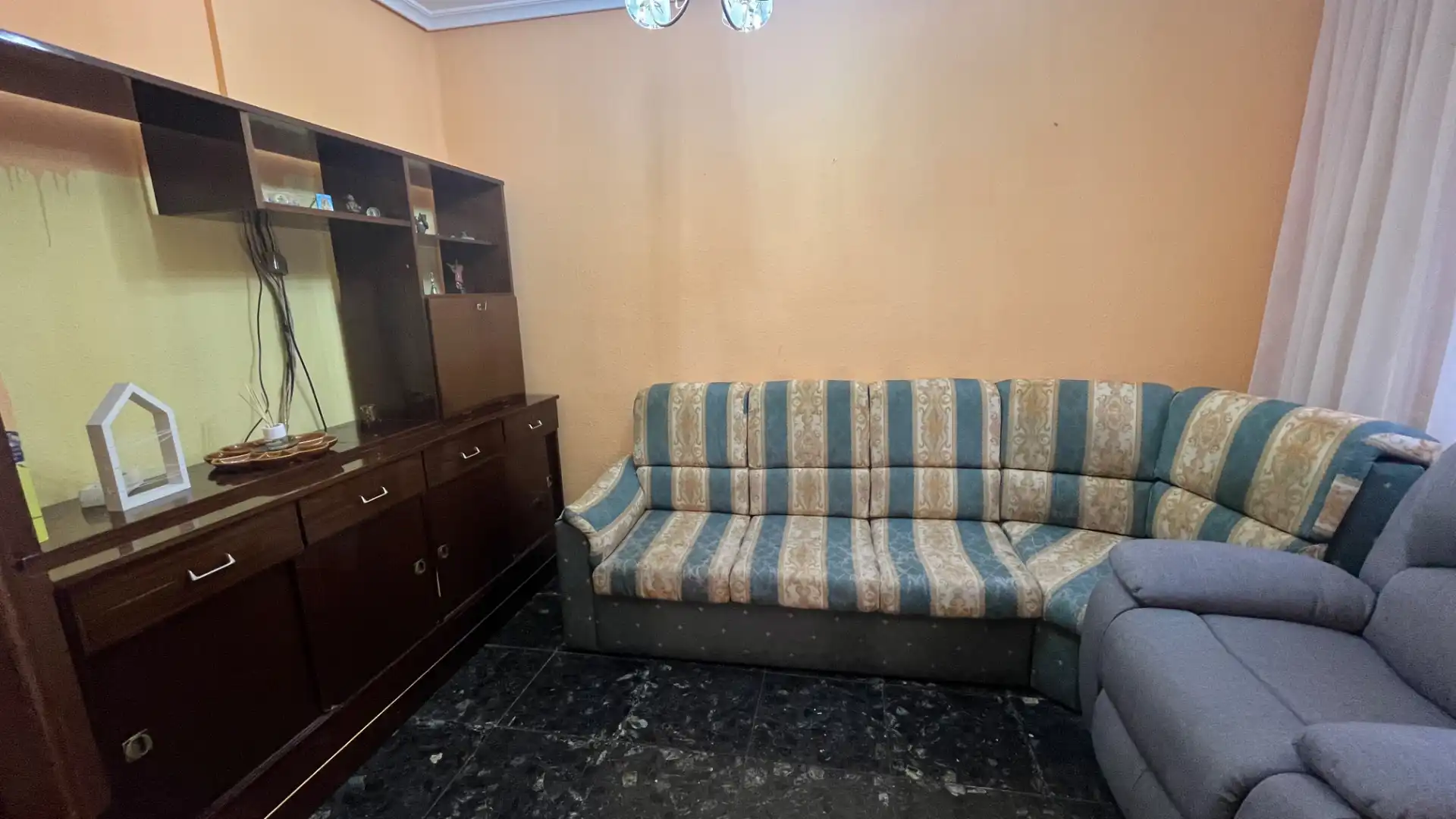 Sala d'estar de Casa o xalet en venda en Valladolid amb Calefacció i Moblat