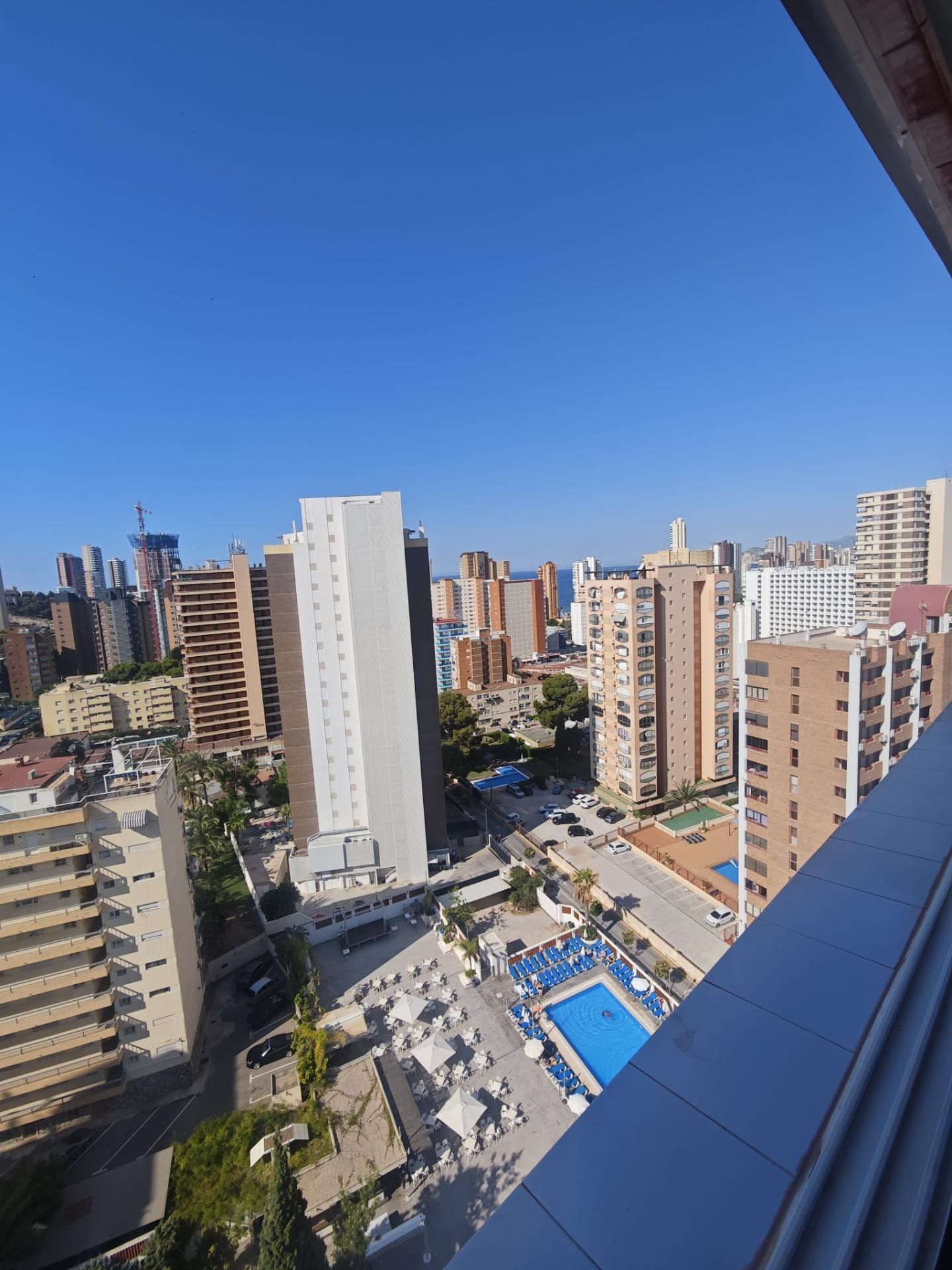 Vista exterior de Àtic en venda en Benidorm amb Terrassa i Piscina comunitària