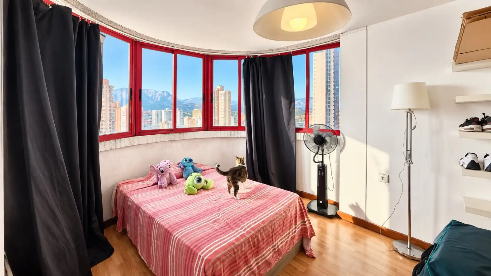 Dormitori de Apartament de lloguer en Benidorm amb Aire condicionat, Piscina i Moblat