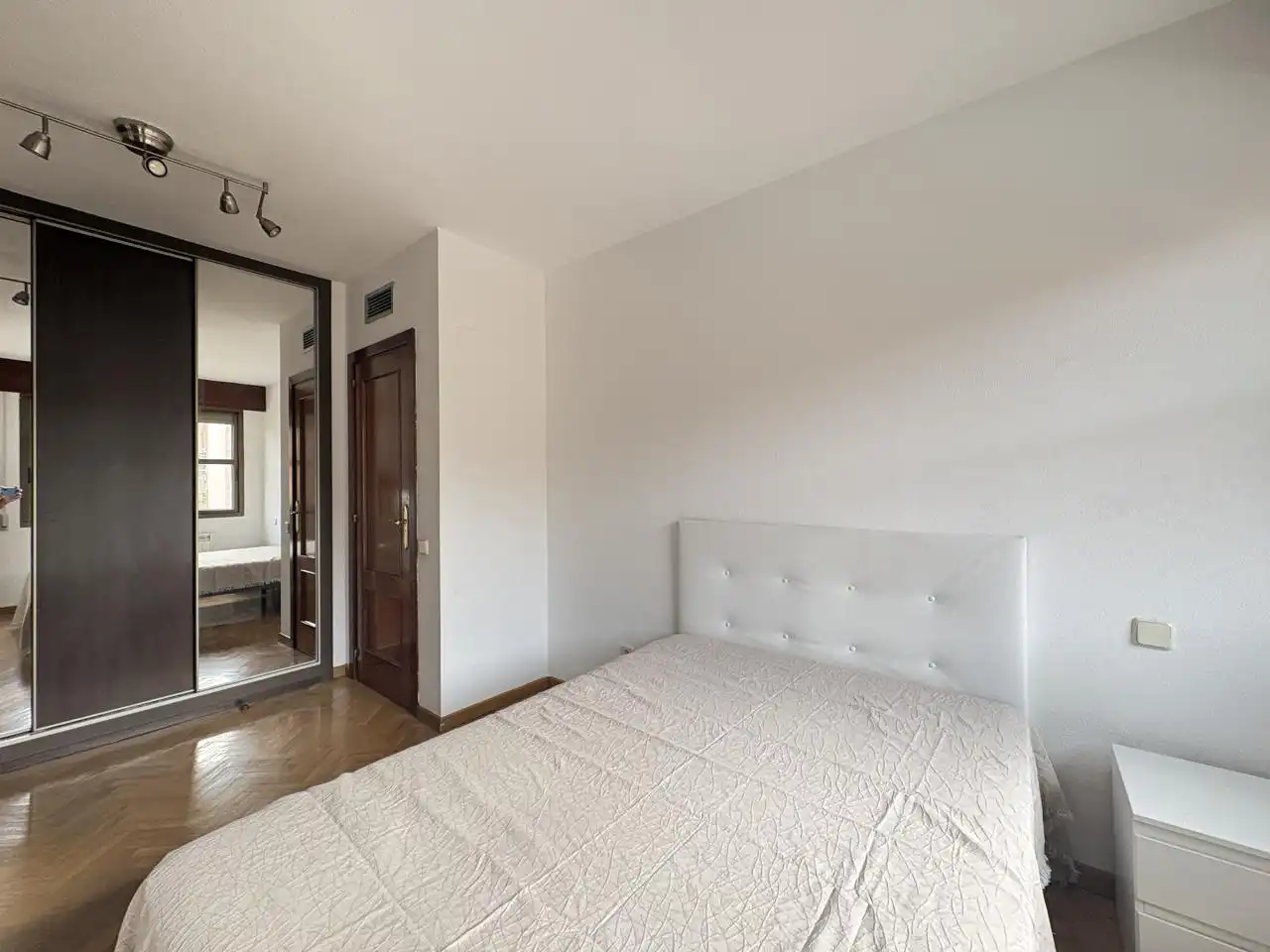 Schlafzimmer von Wohnung zur Miete in Madrid mit Klimaanlage, Heizung und Parkett