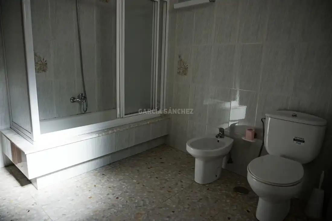 Badezimmer von Einfamilien-Reihenhaus zum Verkauf in Rianxo