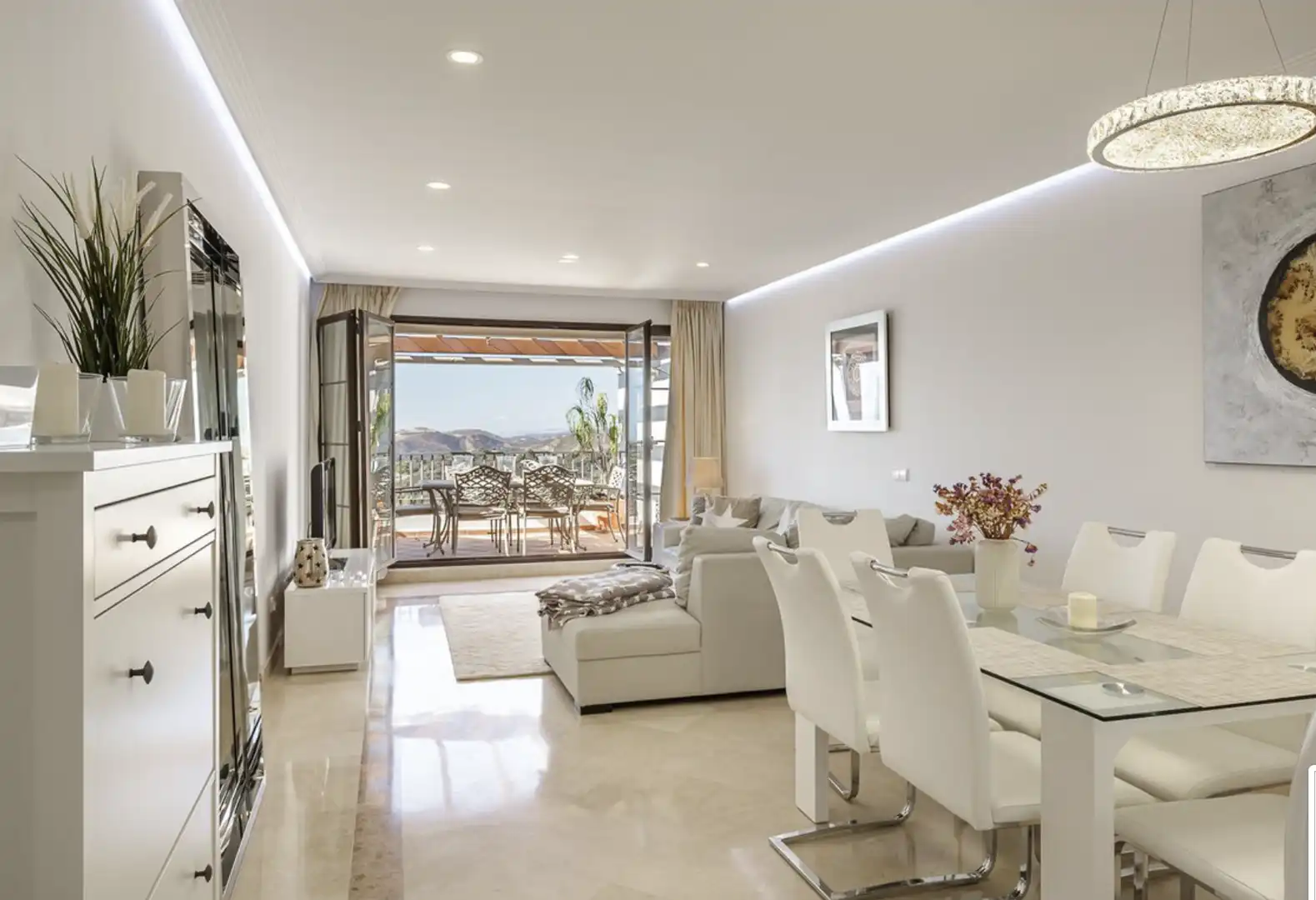 Sala de estar de Ático en venta en Benahavís con Aire acondicionado, Terraza y Trastero
