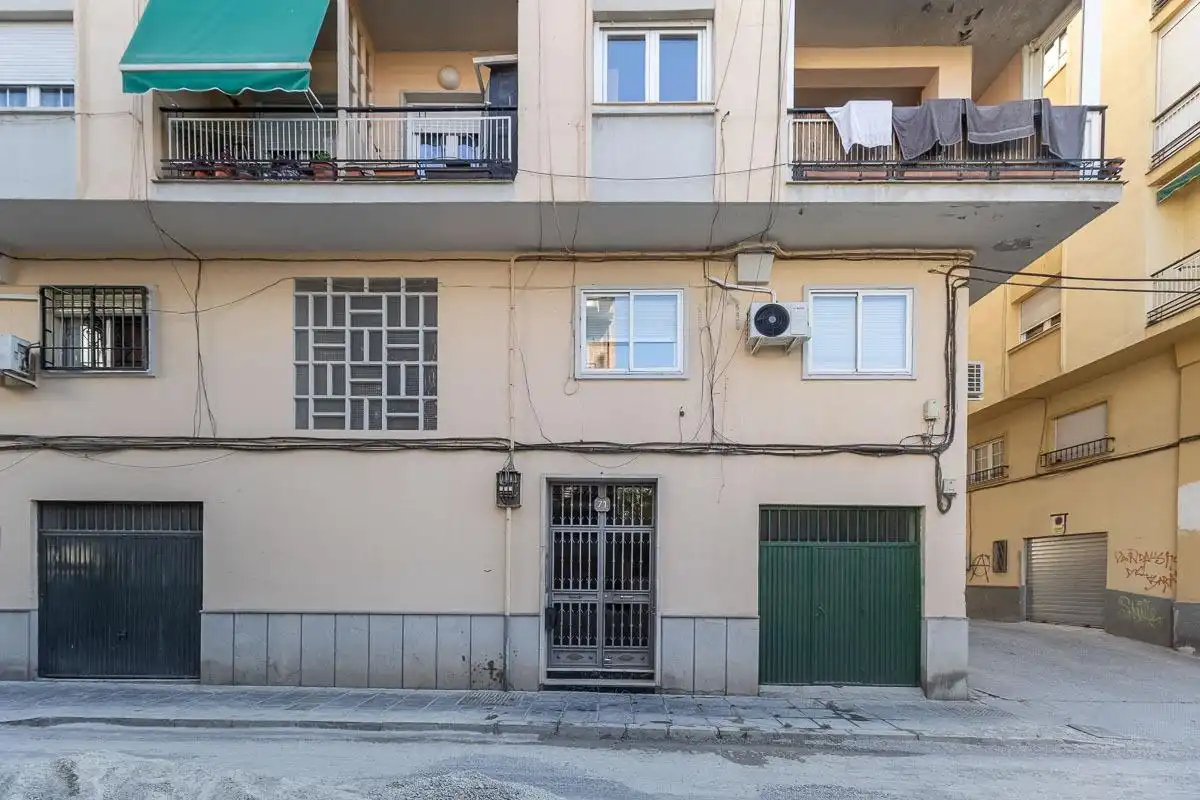 Vista exterior de Pis en venda en Granada amb Balcó
