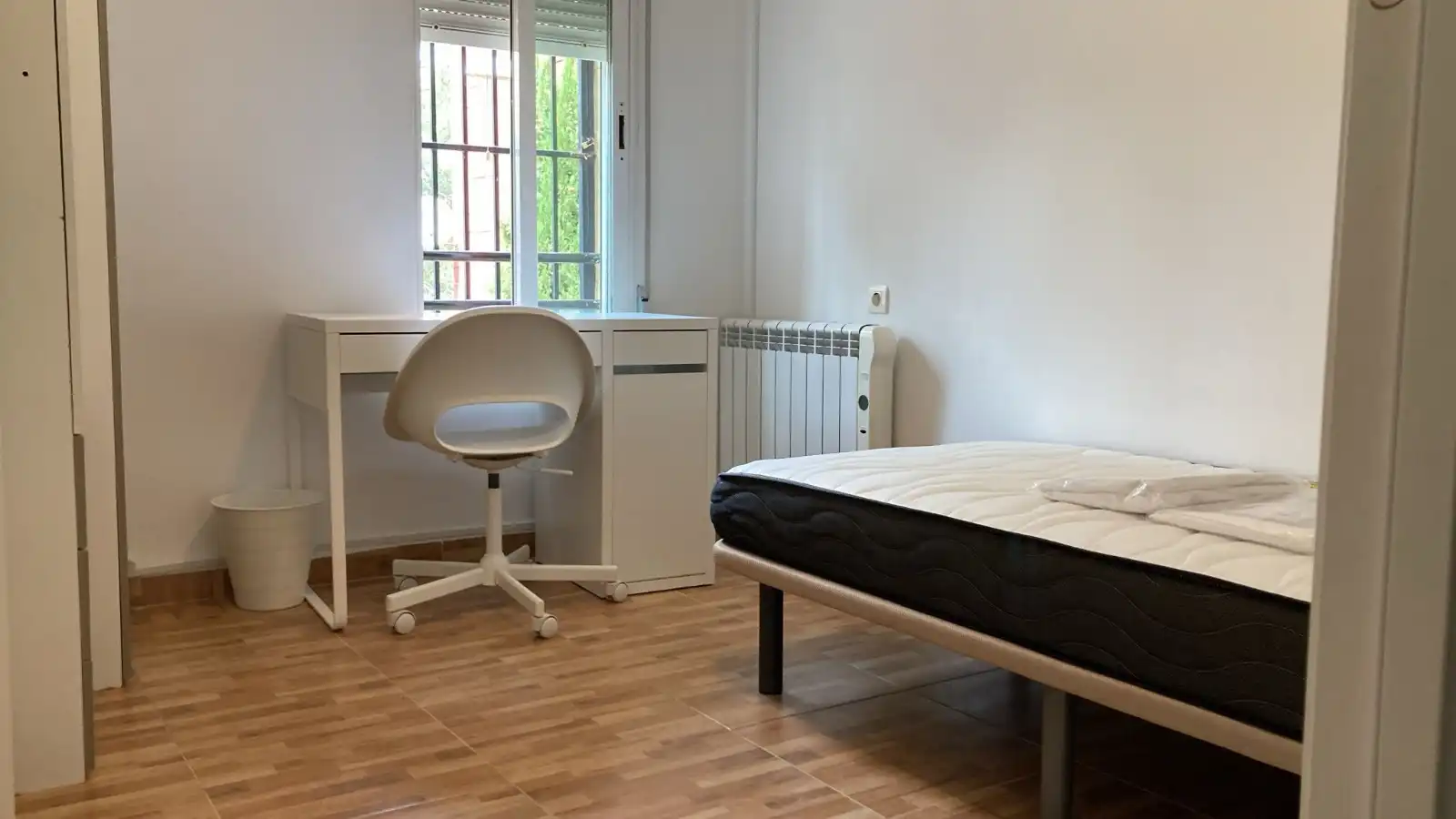 Bedroom of Flat for rent in Granada  with Air Conditioner, Heating and Parquet flooring
