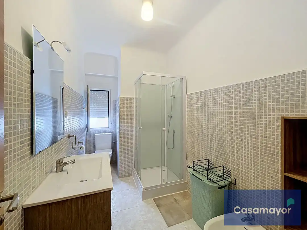 Bathroom of Flat for rent in Alicante / Alacant  with Oven, Washing machine and TV