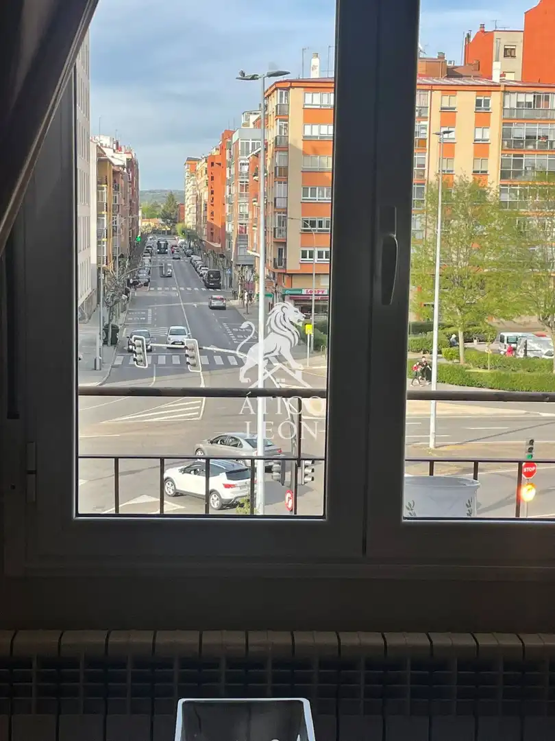 Vista exterior de Piso en venta en León Capital  con Calefacción y Trastero