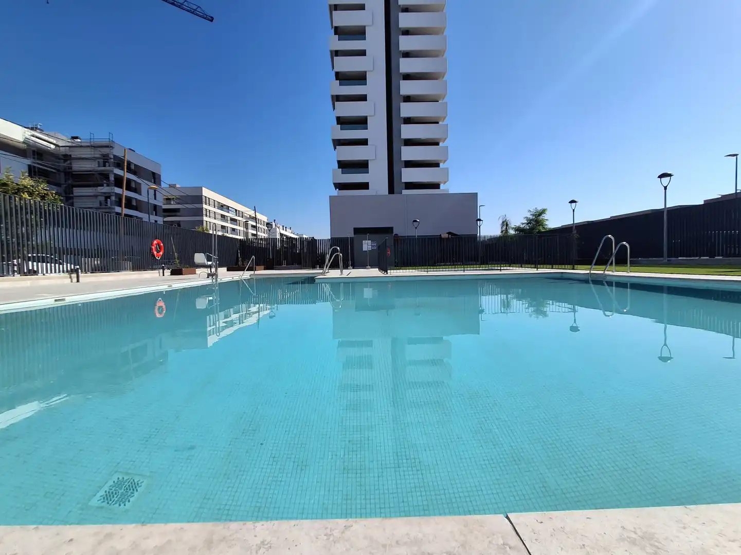 Piscina de Pis de lloguer en Sevilla amb Aire condicionat, Calefacció i Jardí privat