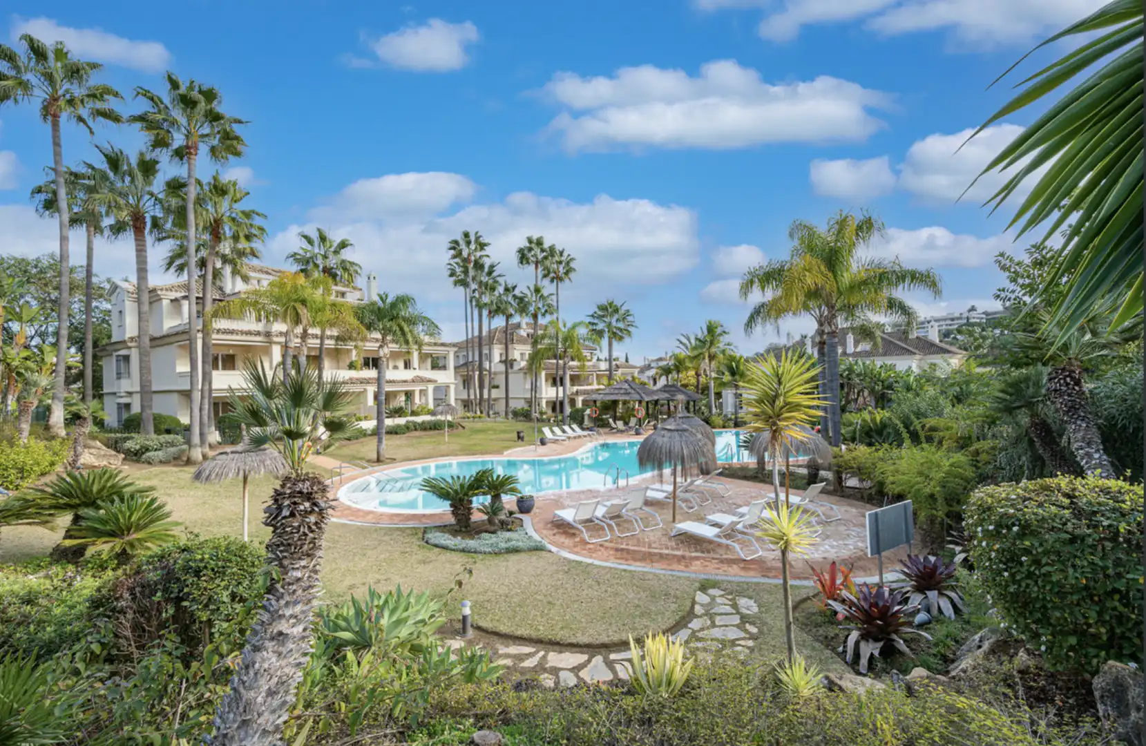 Vista exterior de Ático en venta en Marbella con Aire acondicionado, Terraza y Amueblado