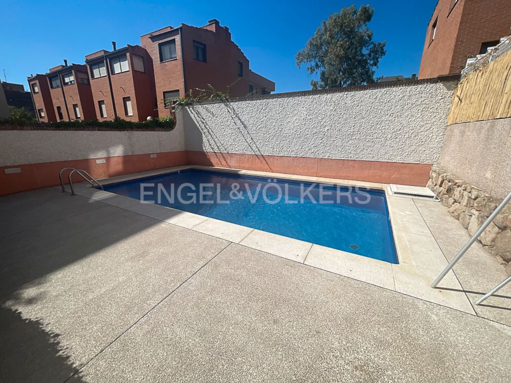 Piscina de Apartament de lloguer en  Madrid Capital amb Calefacció i Jardí privat
