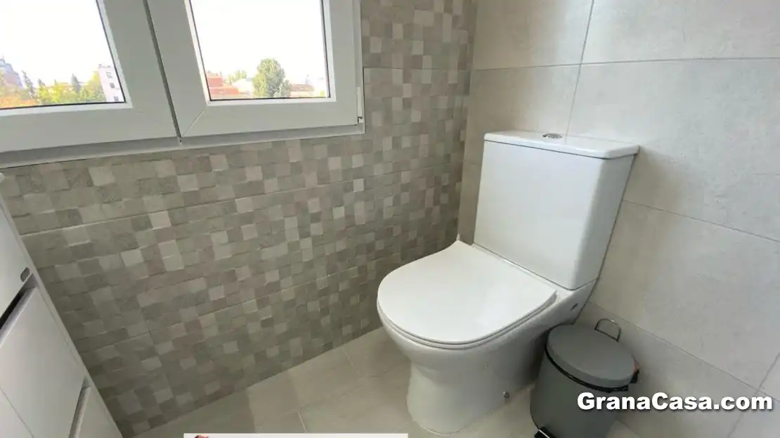 Badezimmer von Wohnung zur Miete in Granada mit Klimaanlage, Heizung und Terrasse