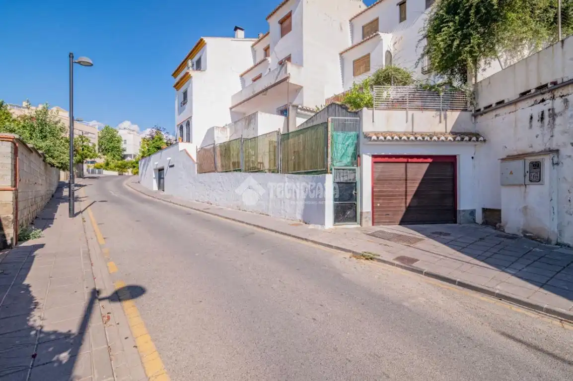 Vista exterior de Casa adosada en venda en La Zubia amb Terrassa i Piscina comunitària