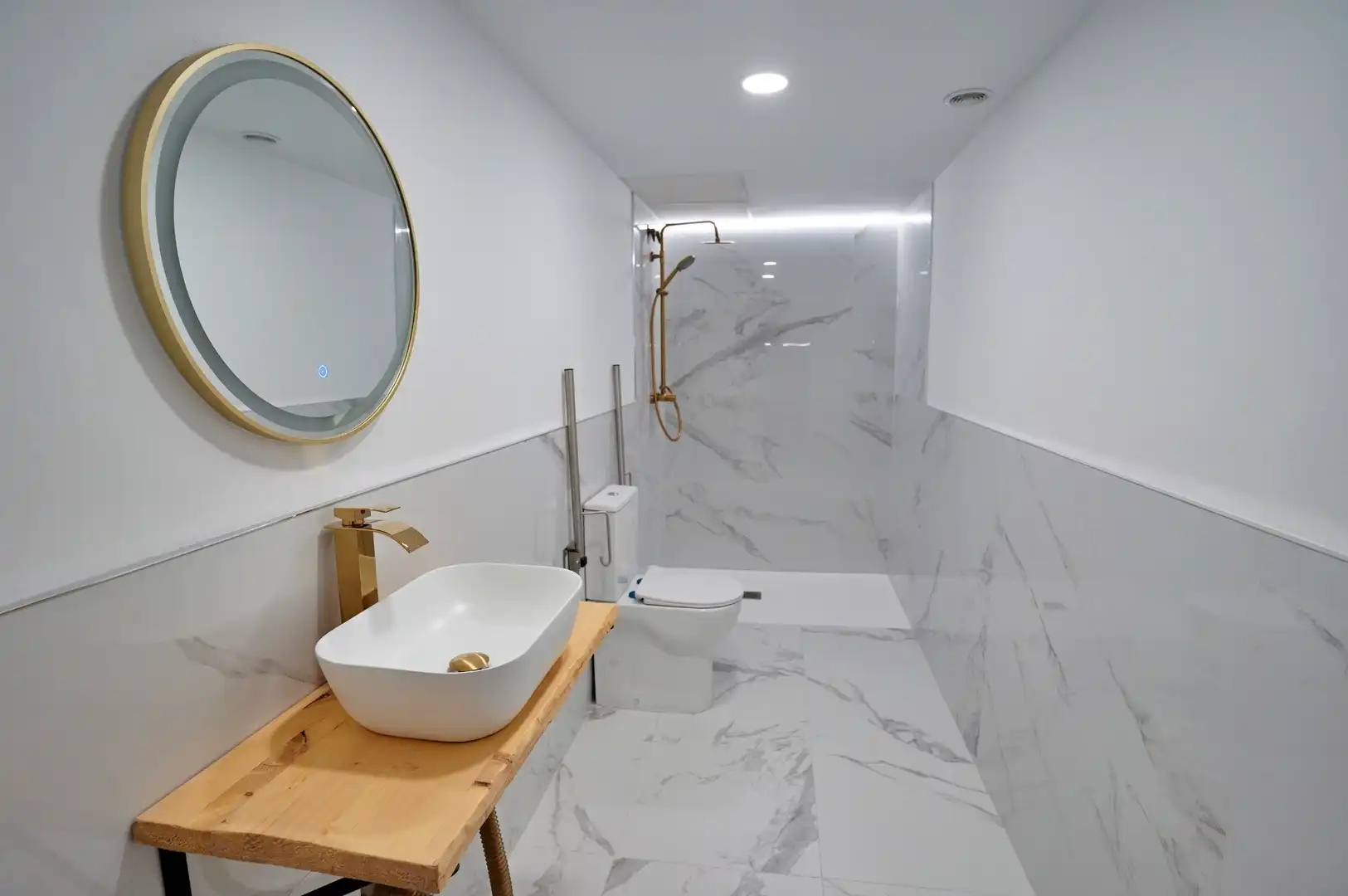 Bathroom of Study for sale in Valencia  with Air Conditioner