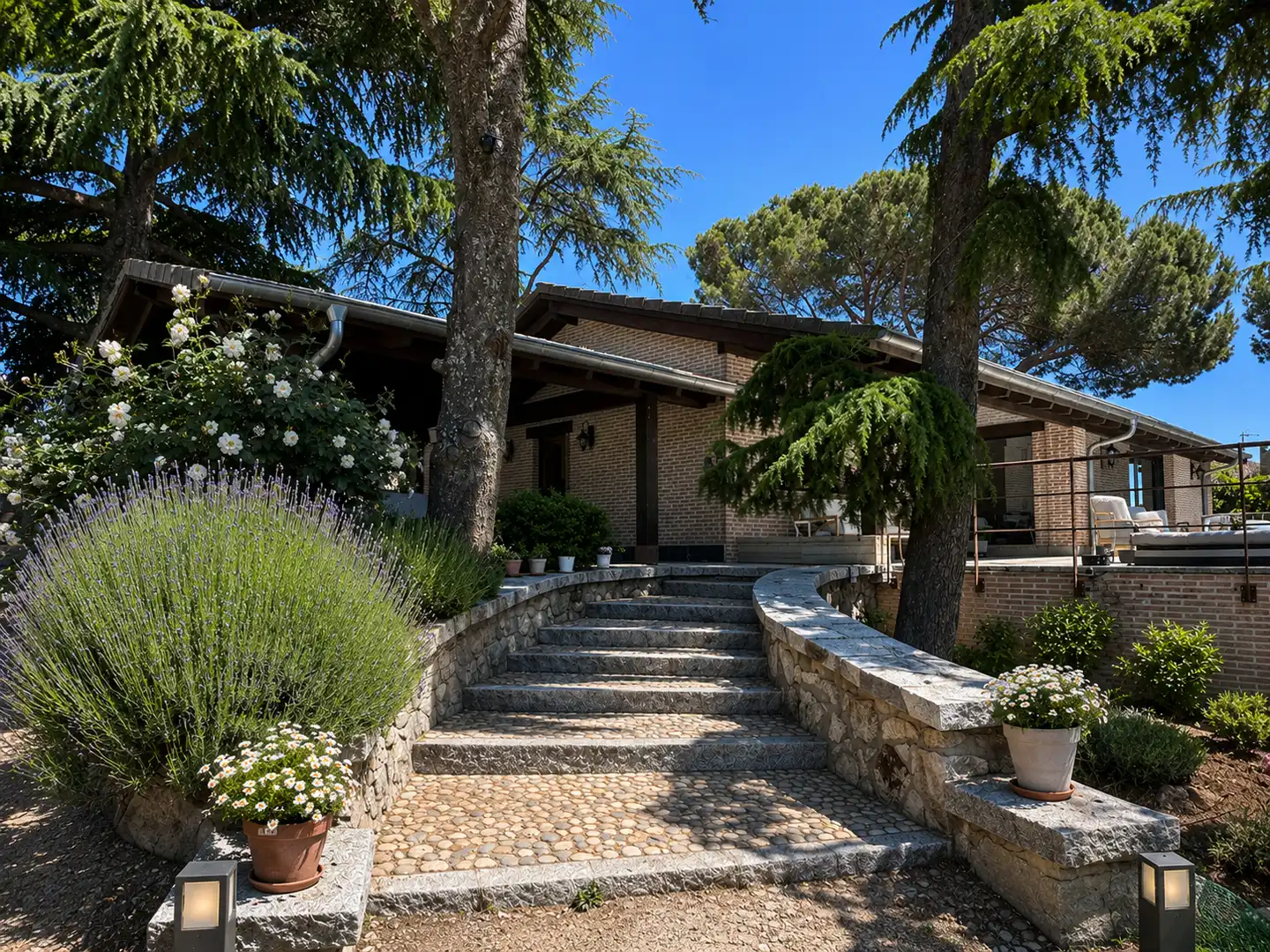 Vista exterior de Casa o xalet en venda en Hoyo de Manzanares amb Jardí privat, Piscina i Moblat