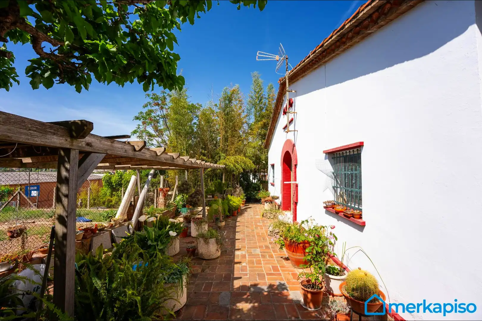 Vista exterior de Finca rústica en venda en Torrelles de Llobregat amb Terrassa