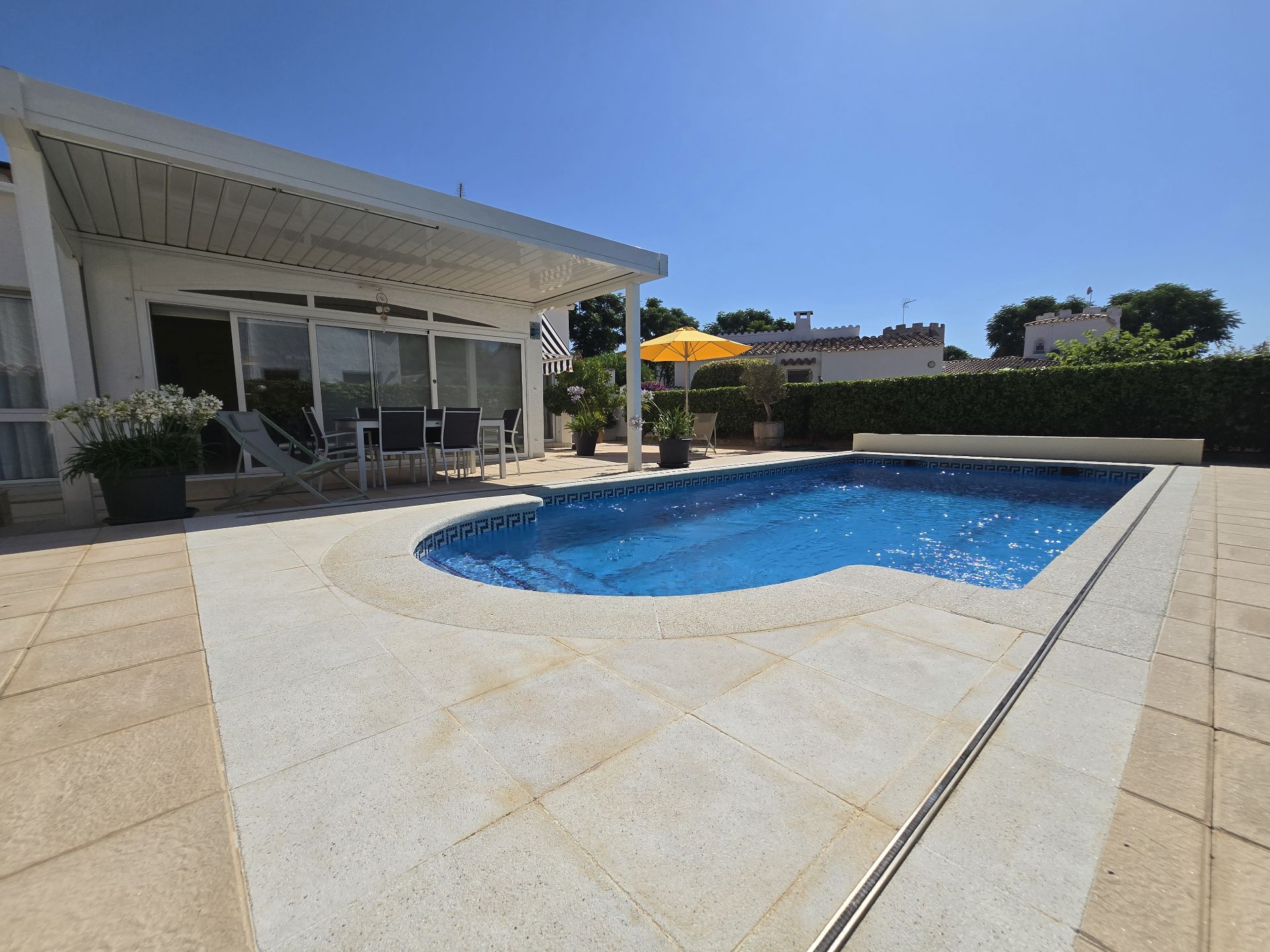 Swimming pool of House or chalet for sale in Empuriabrava  with Air Conditioner, Heating and Private garden