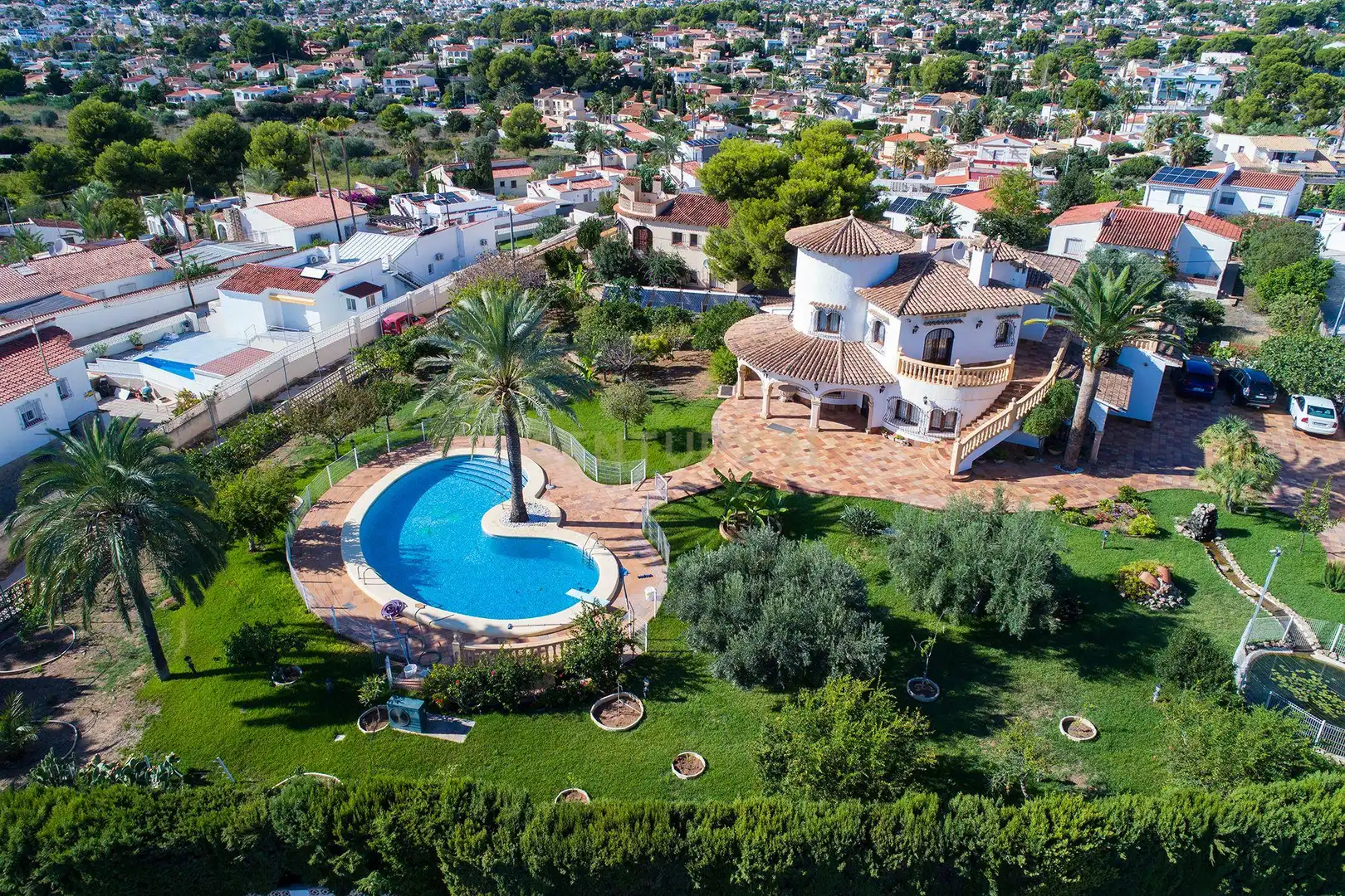 Casa con jardín en venta en La Caleta 2
