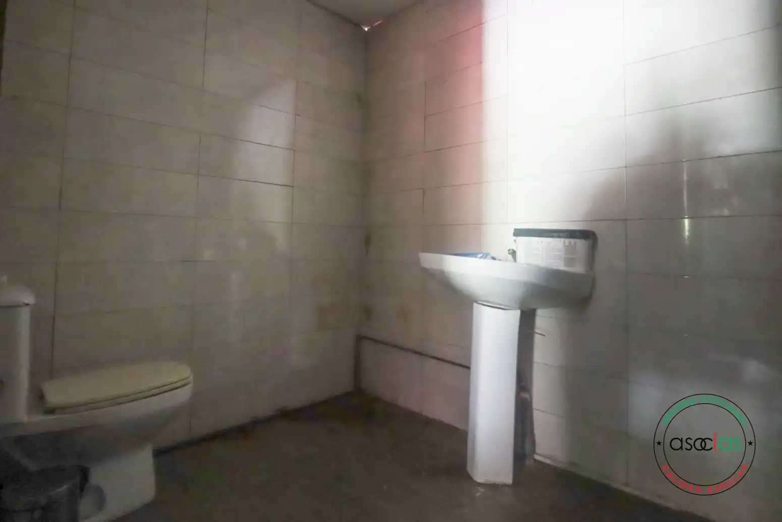 Bany de Local en venda en Oviedo 