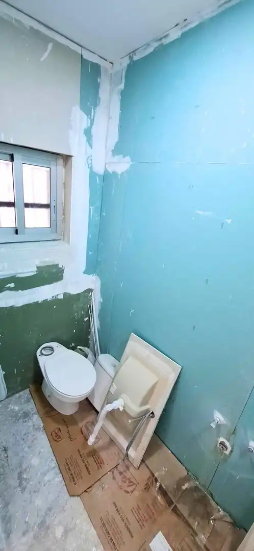 Badezimmer von Geschaftsraum zum Verkauf in Lora del Río mit Klimaanlage und Möbliert