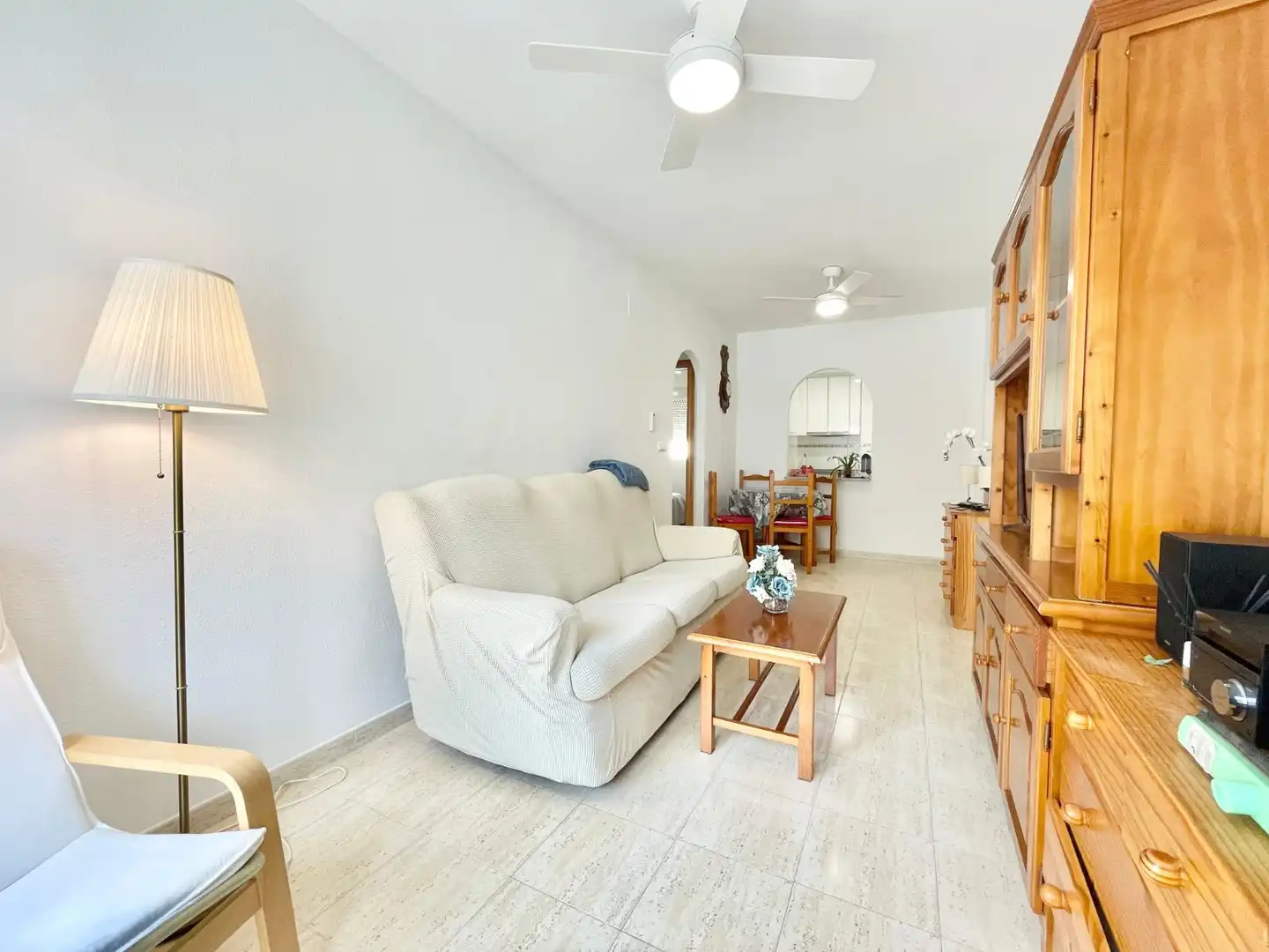 Sala d'estar de Apartament de lloguer en Torrevieja amb Calefacció, Terrassa i Piscina