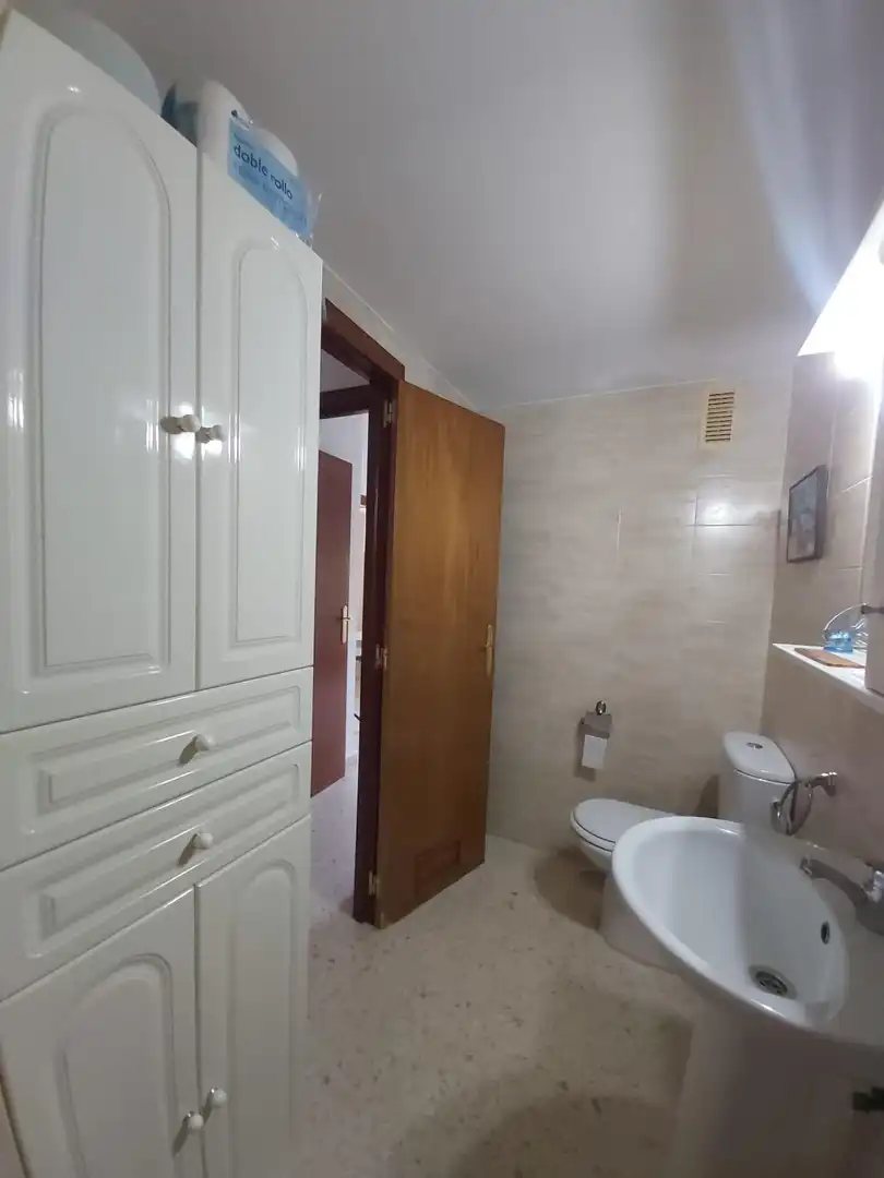 Badezimmer von Wohnung zum Verkauf in Utrera mit Klimaanlage, Abstellraum und Möbliert