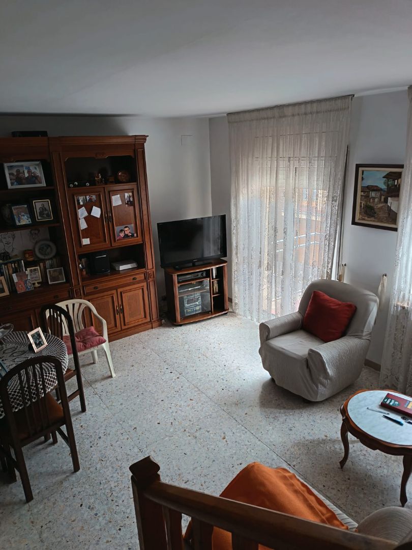 Sala de estar de Casa adosada en venta en Manlleu con Calefacción, Terraza y Amueblado