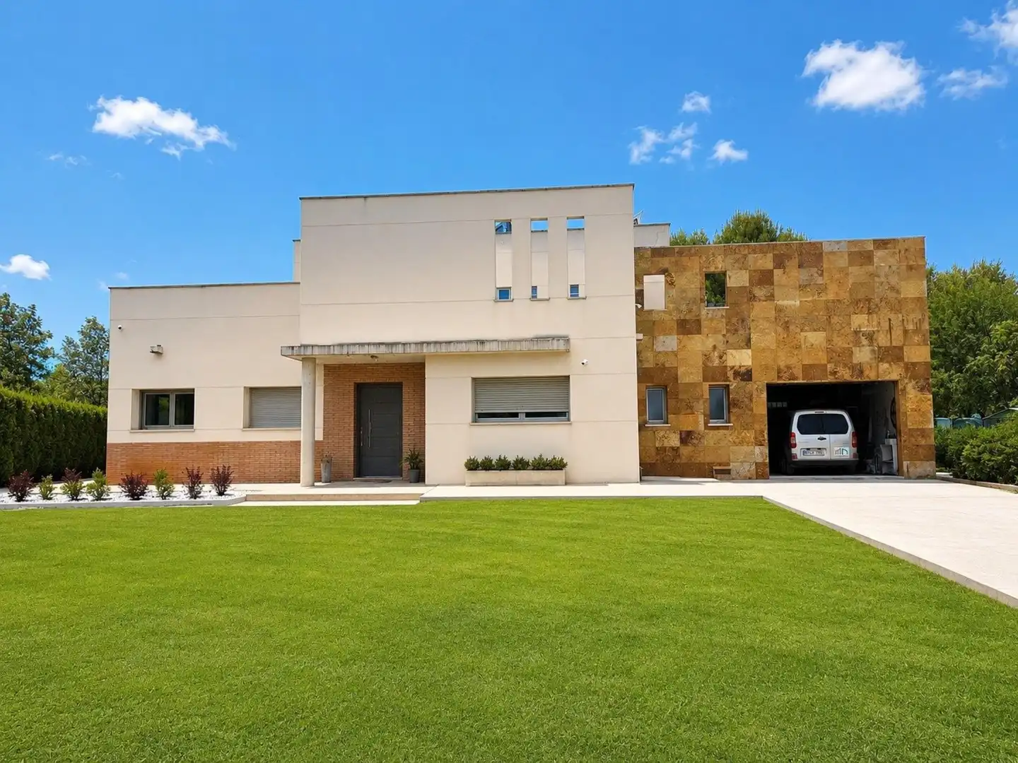 Vista exterior de Casa o xalet en venda en Almansa amb Calefacció, Terrassa i Piscina