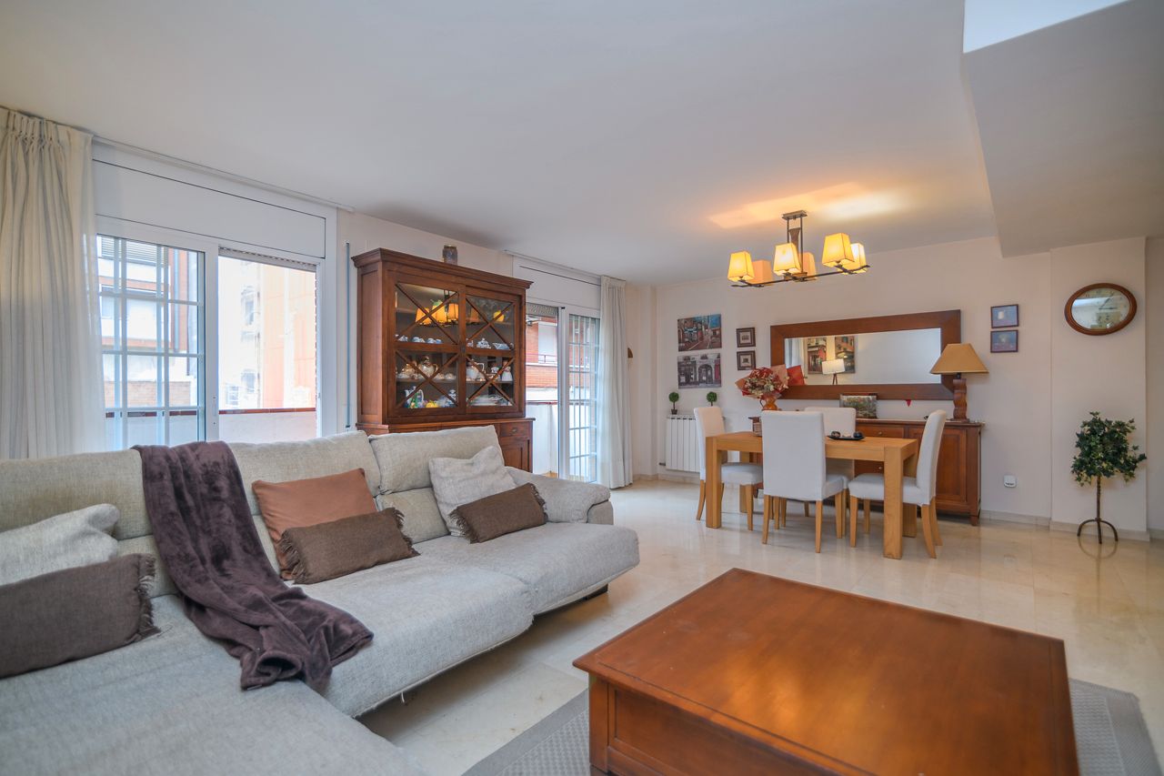 Living room of Single-family semi-detached for sale in Cornellà de Llobregat  with Air Conditioner, Heating and Private garden