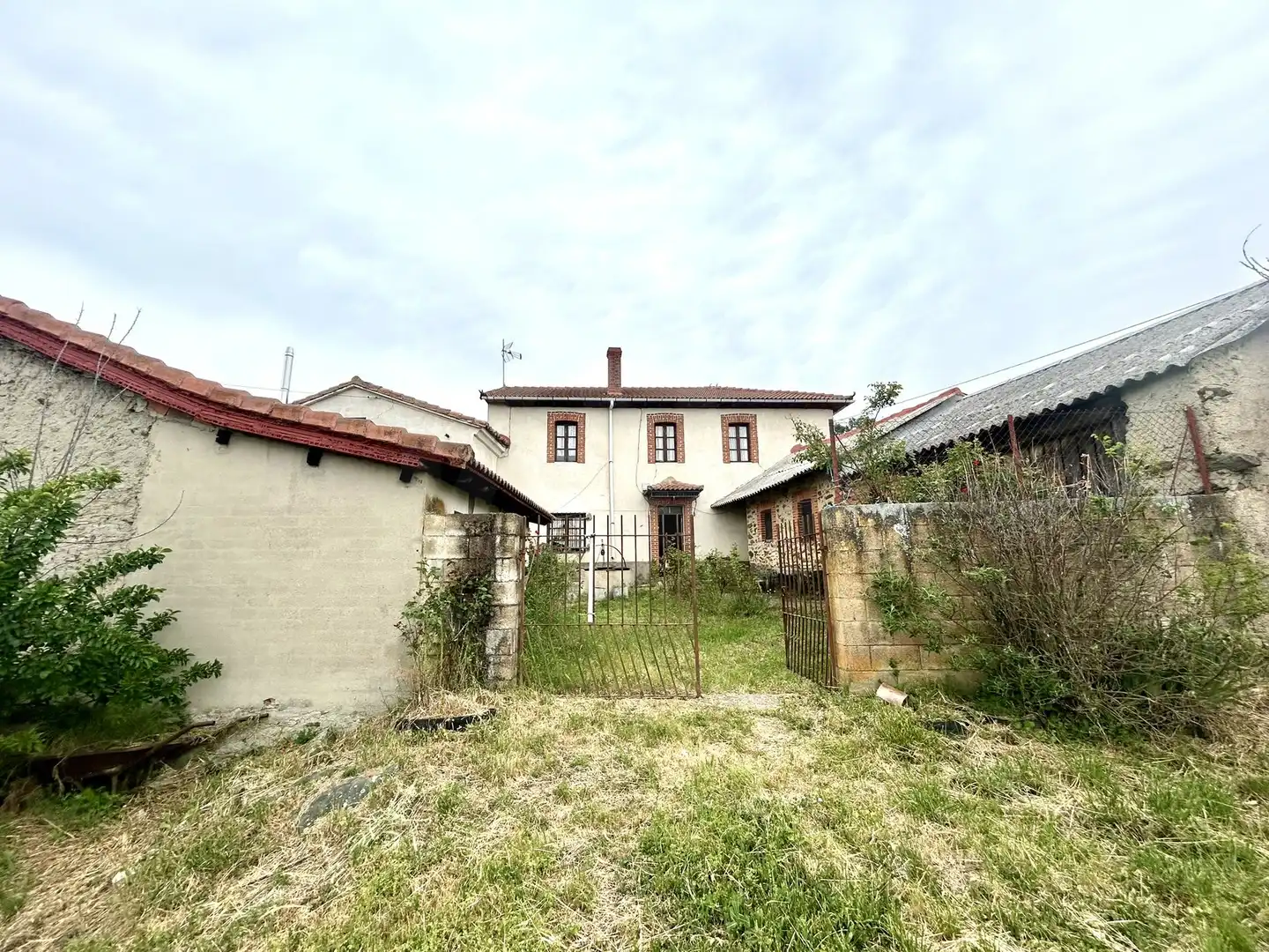 Vista exterior de Finca rústica en venta en Riello con Calefacción