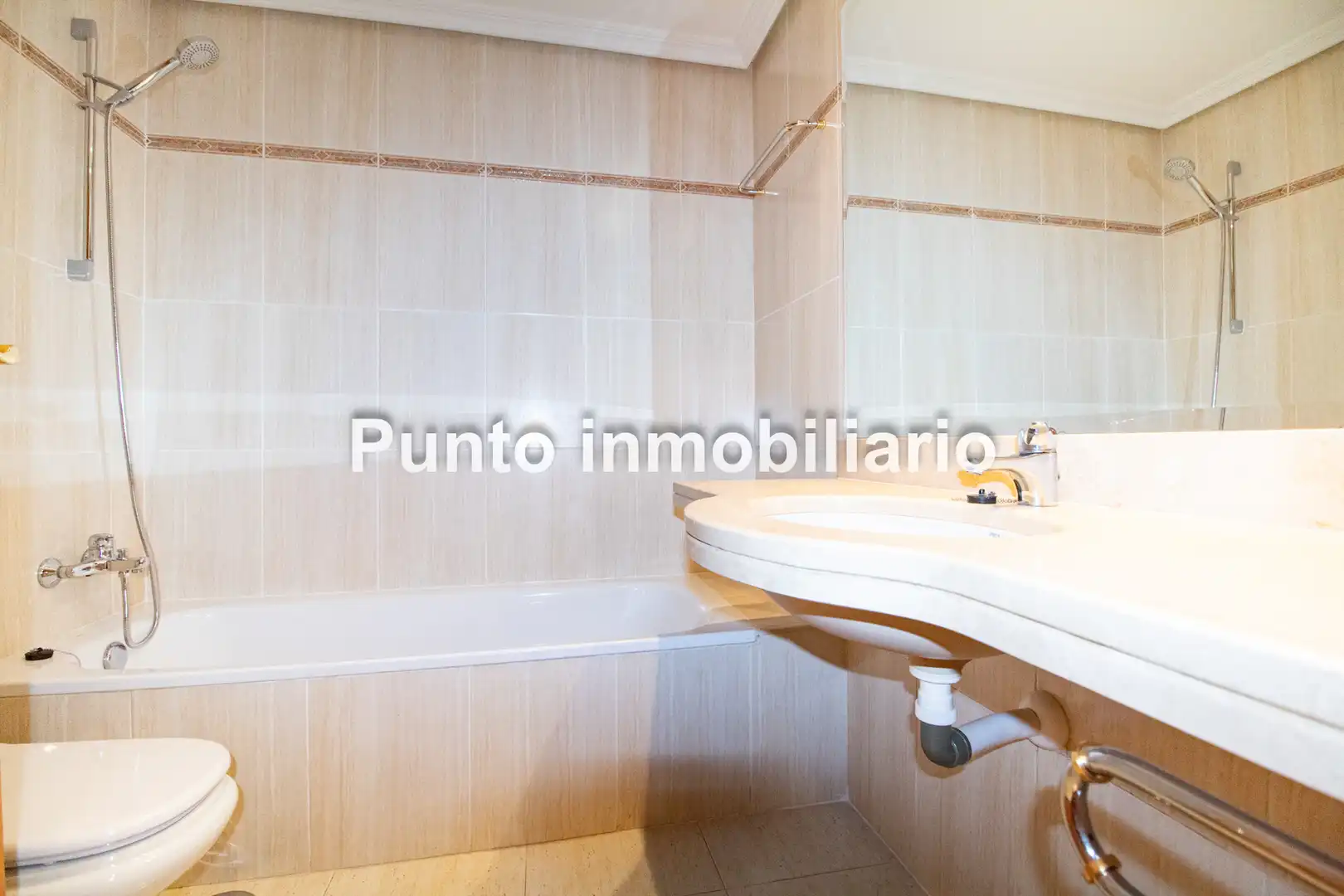 Bathroom of Flat for rent in Valladolid  with Heating and Parquet flooring