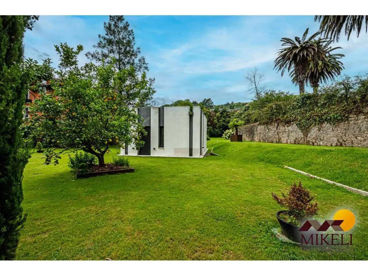 Vista exterior de Casa o xalet en venda en Medio Cudeyo amb Aire condicionat, Calefacció i Jardí privat