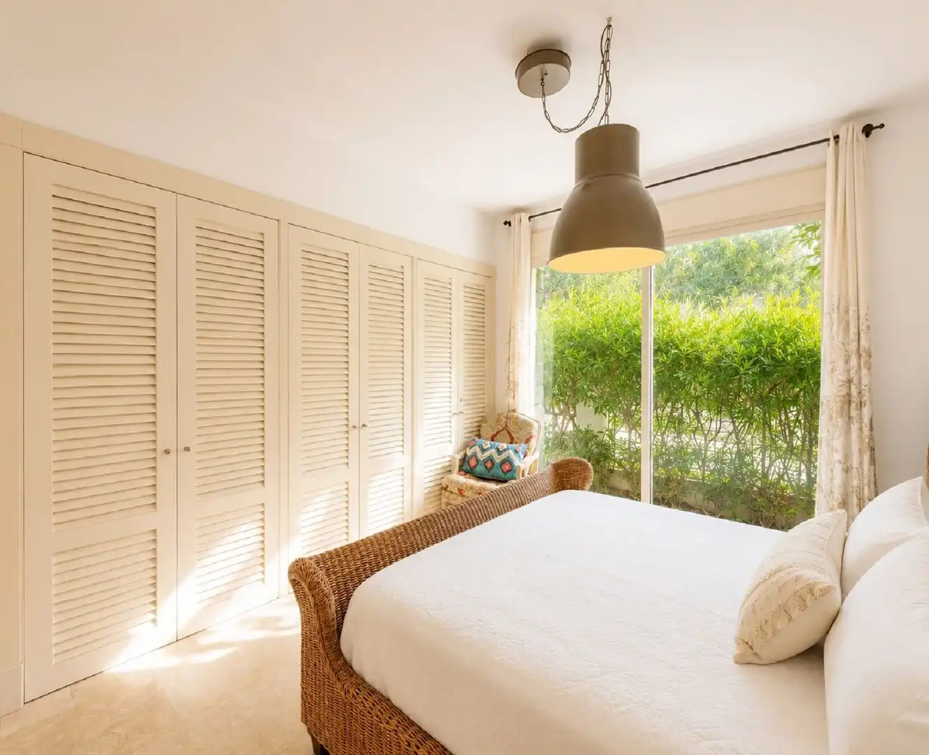 Dormitori de Apartament en venda en Marbella amb Aire condicionat, Jardí privat i Terrassa
