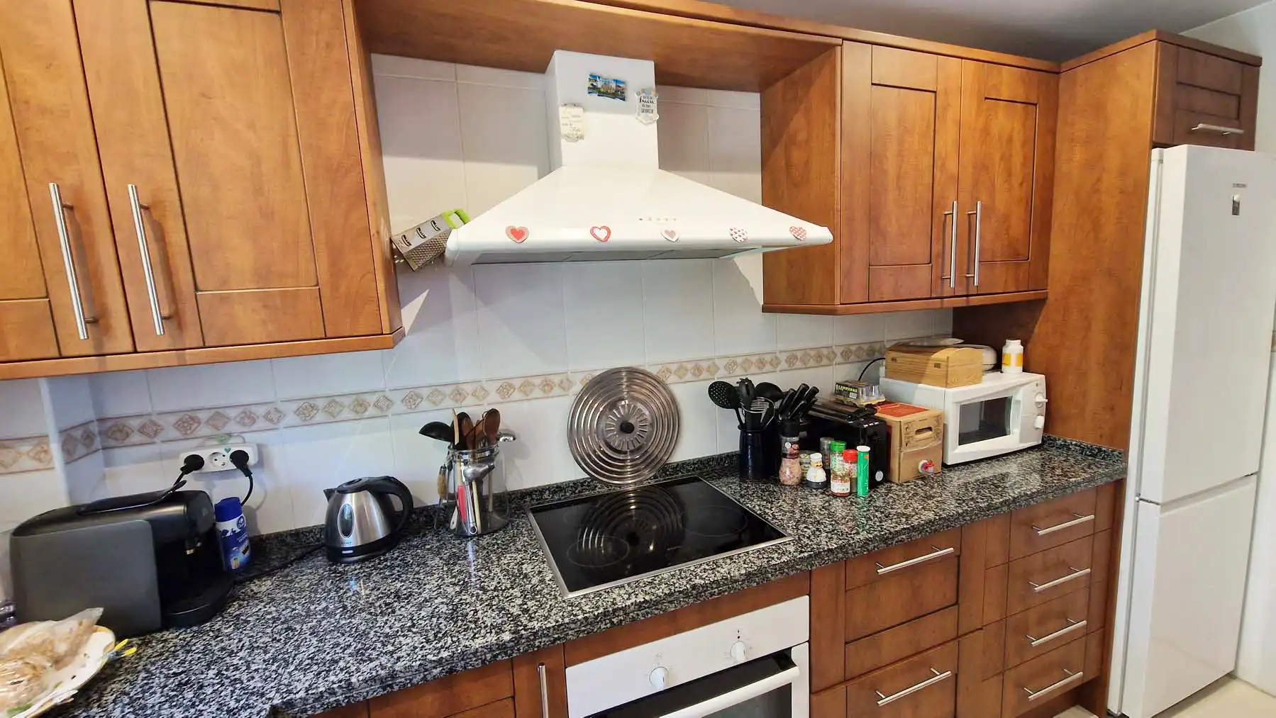 Küche von Einfamilien-Reihenhaus zum Verkauf in Estepona mit Klimaanlage, Privatgarten und Terrasse
