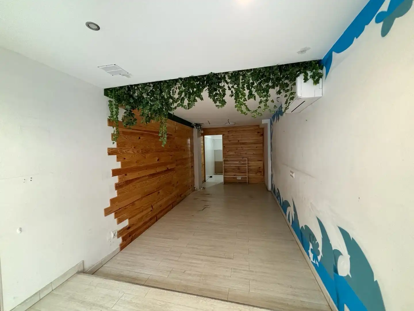 Commercial properties for rent in Avenida banys, dels, Lluminetes
