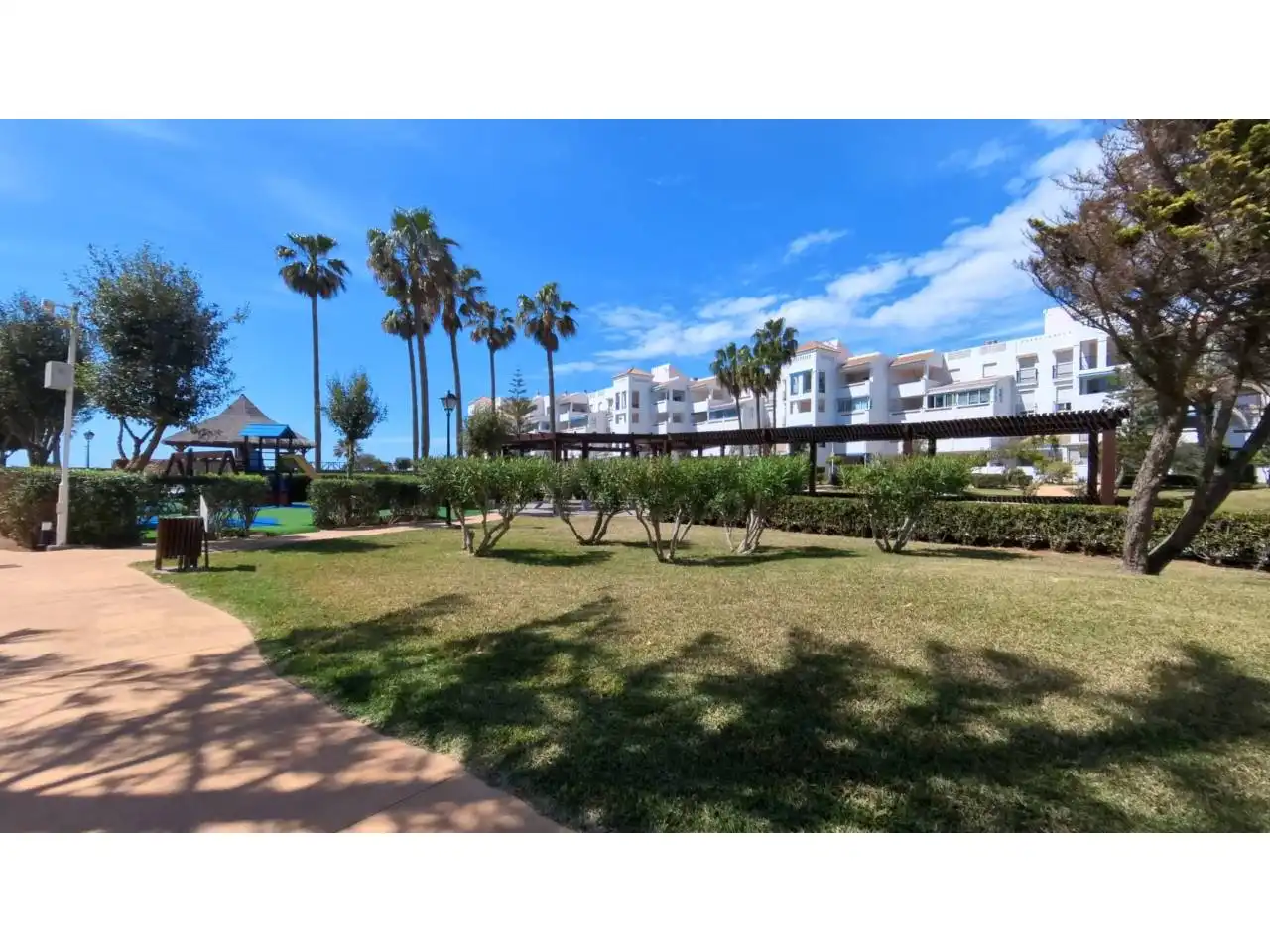 Vista exterior de Apartament en venda en El Ejido amb Terrassa, Moblat i Piscina comunitària
