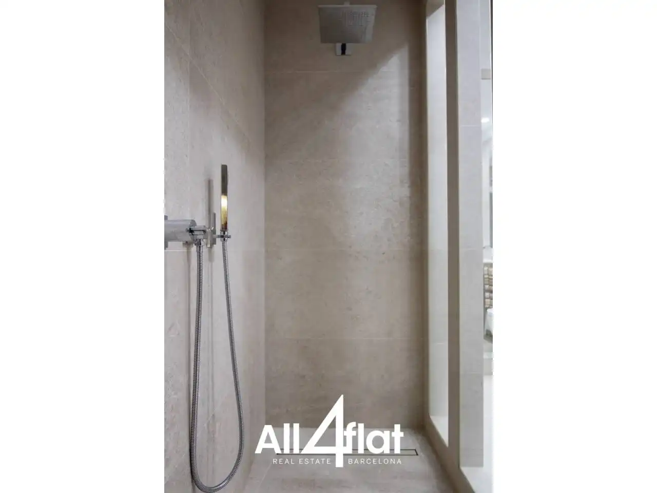Bathroom of Flat for sale in Barcelona  with Air Conditioner, Heating and Parquet flooring