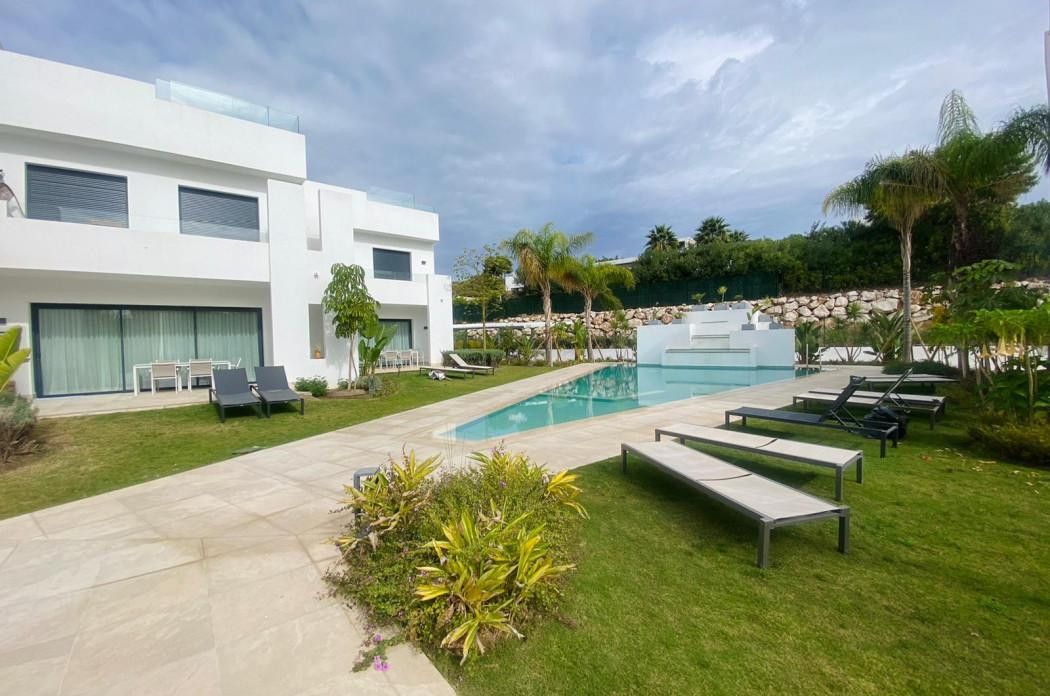 Swimming pool of Single-family semi-detached to rent in Marbella  with Air Conditioner, Terrace and Swimming Pool