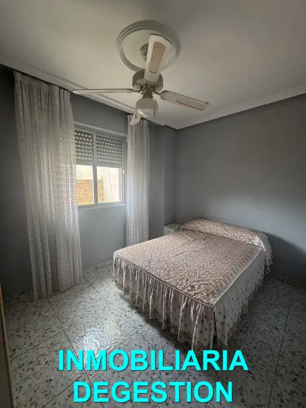 Dormitori de Casa adosada en venda en Linares amb Aire condicionat, Calefacció i Jardí privat