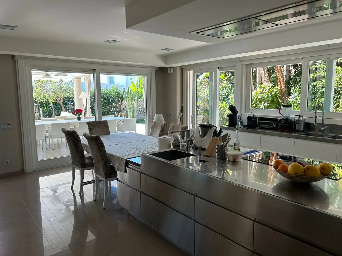 Cuina de Casa o xalet en venda en Marbella amb Aire condicionat, Calefacció i Jardí privat