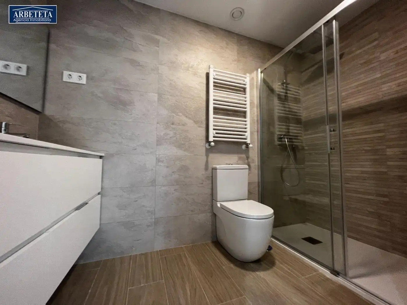 Baño de Piso de alquiler en Guadalajara con Aire acondicionado, Calefacción y Terraza