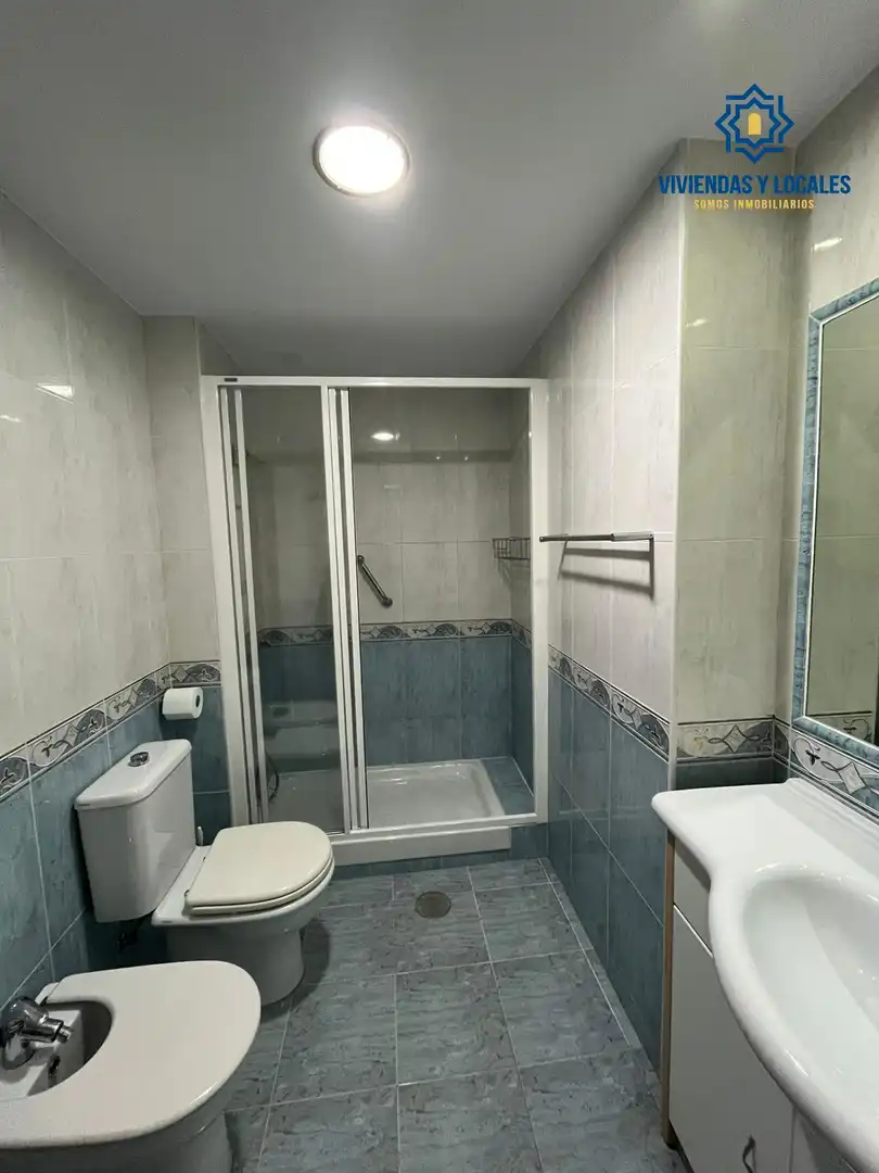 Baño de Piso de alquiler en Granada con Aire acondicionado, Amueblado y Balcón