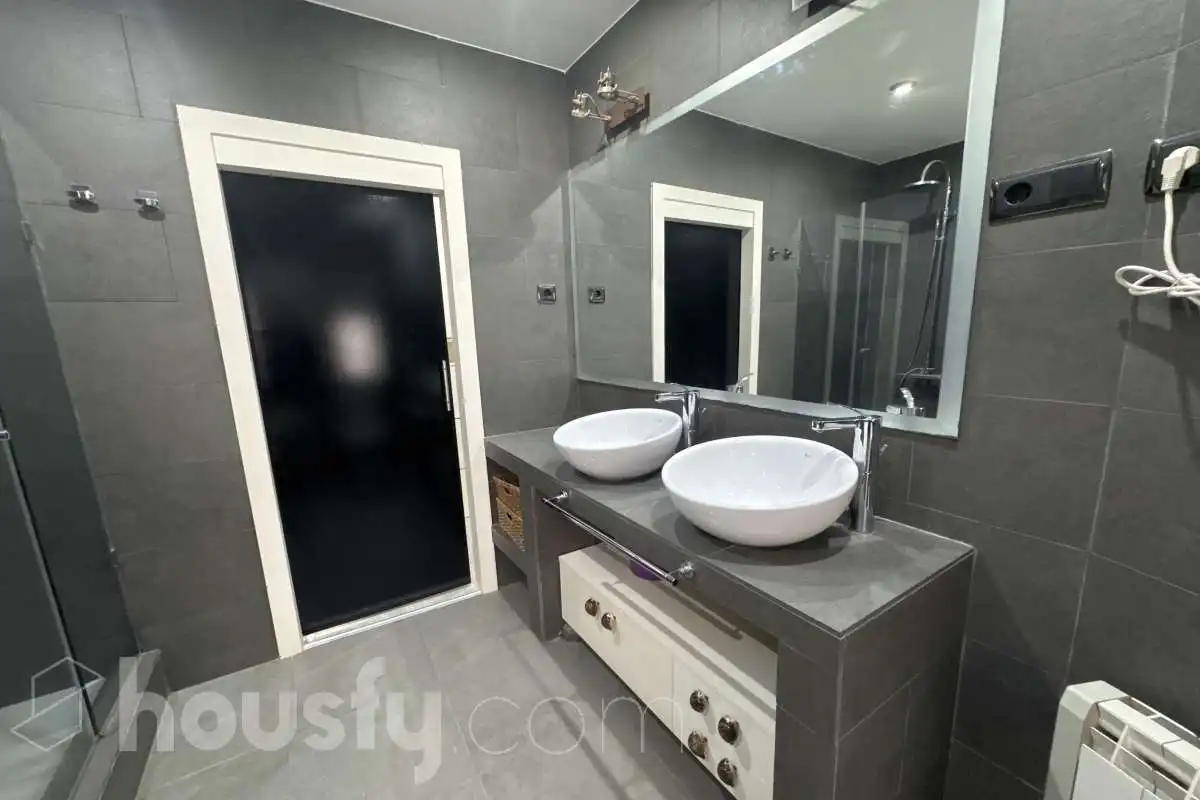 Bathroom of Flat for rent in Madrid  with Air Conditioner, Heating and Parquet flooring