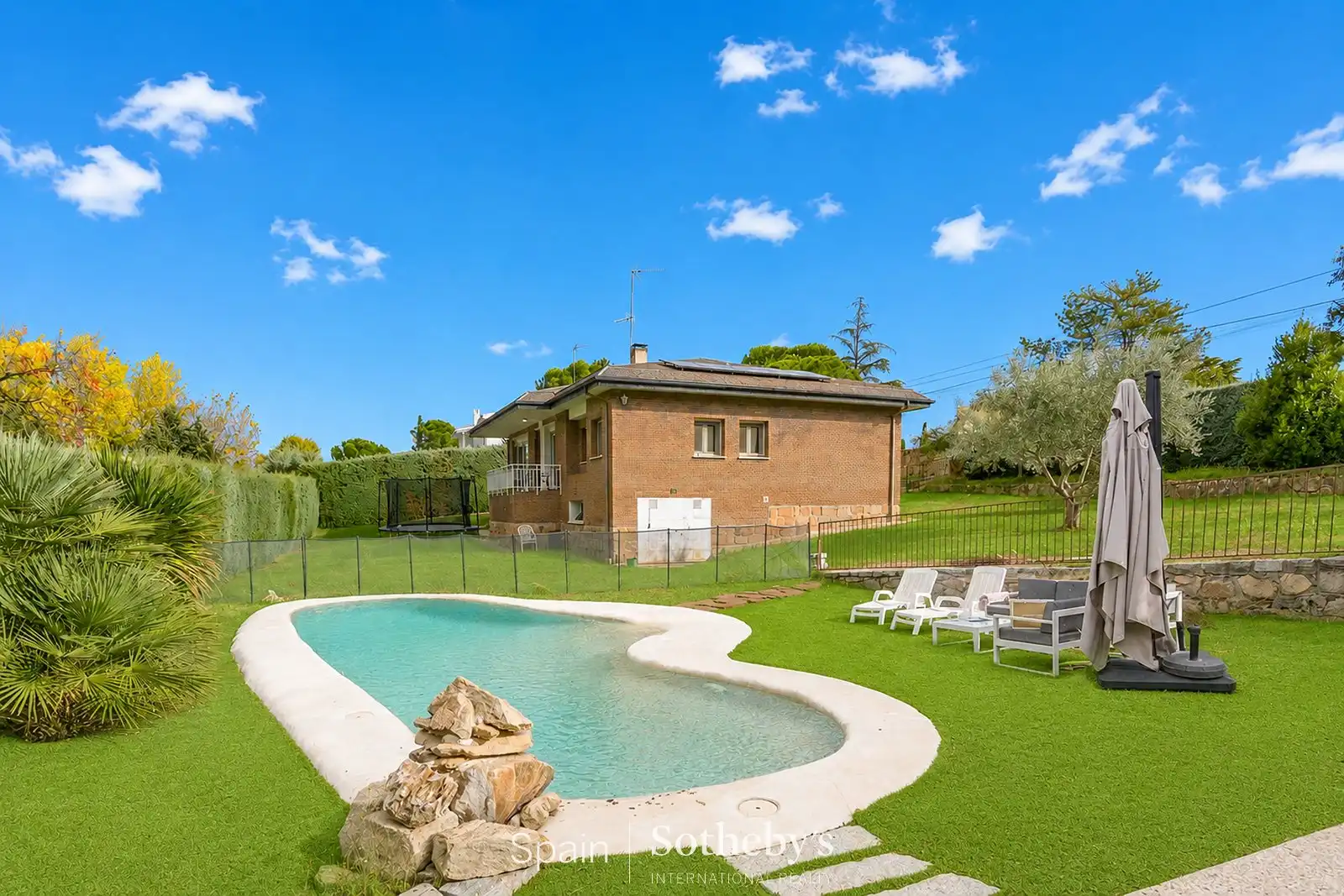 Schwimmbecken von Haus oder Chalet zum Verkauf in San Agustín del Guadalix mit Klimaanlage, Heizung und Privatgarten