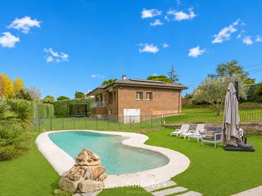 Casa amb piscina en venda a Calle de los Enebros