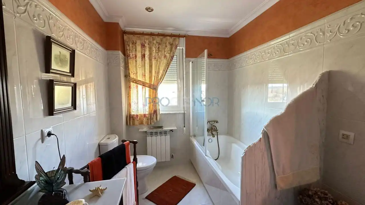 Baño de Casa o chalet en venta en Sariegos con Calefacción, Jardín privado y Terraza