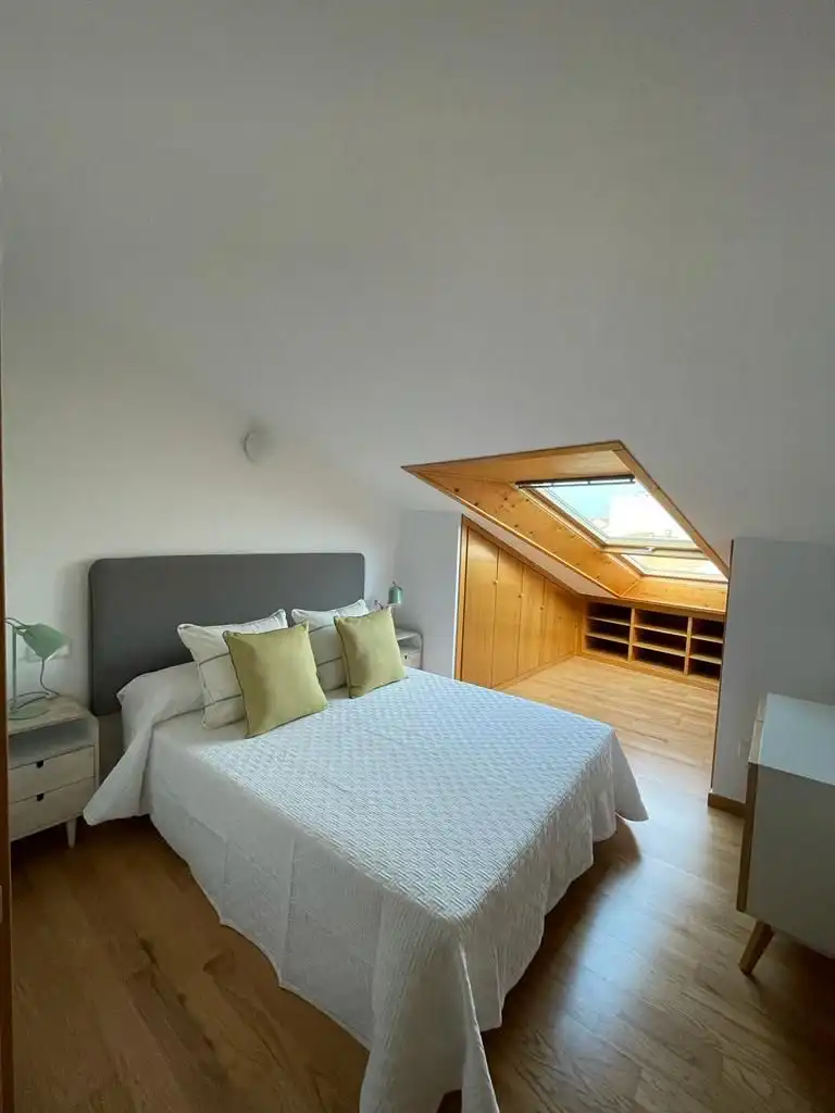 Dormitori de Pis de lloguer en Cambados amb Parquet, Moblat i Forn