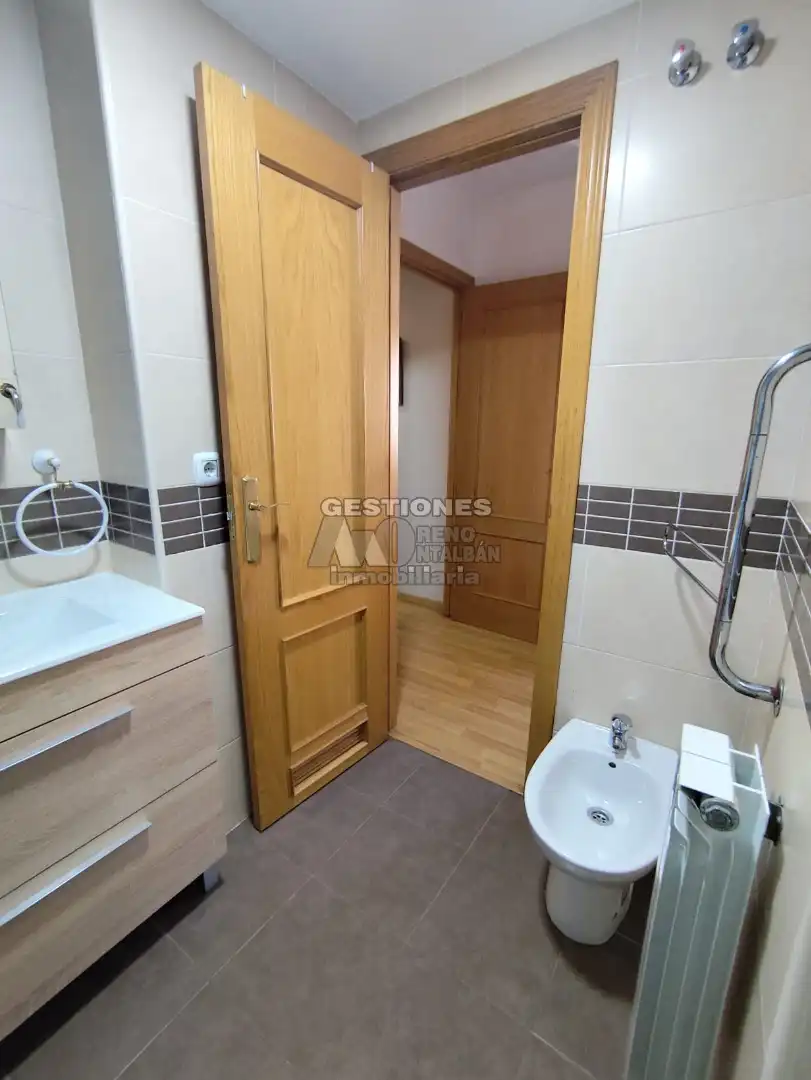 Bathroom of Flat for share in Granada  with Heating, Parquet flooring and Furnished