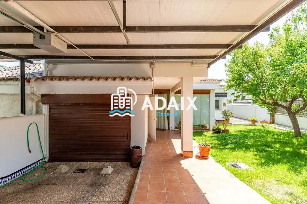 Jardí de Casa o xalet en venda en Cáceres amb Aire condicionat, Calefacció i Terrassa