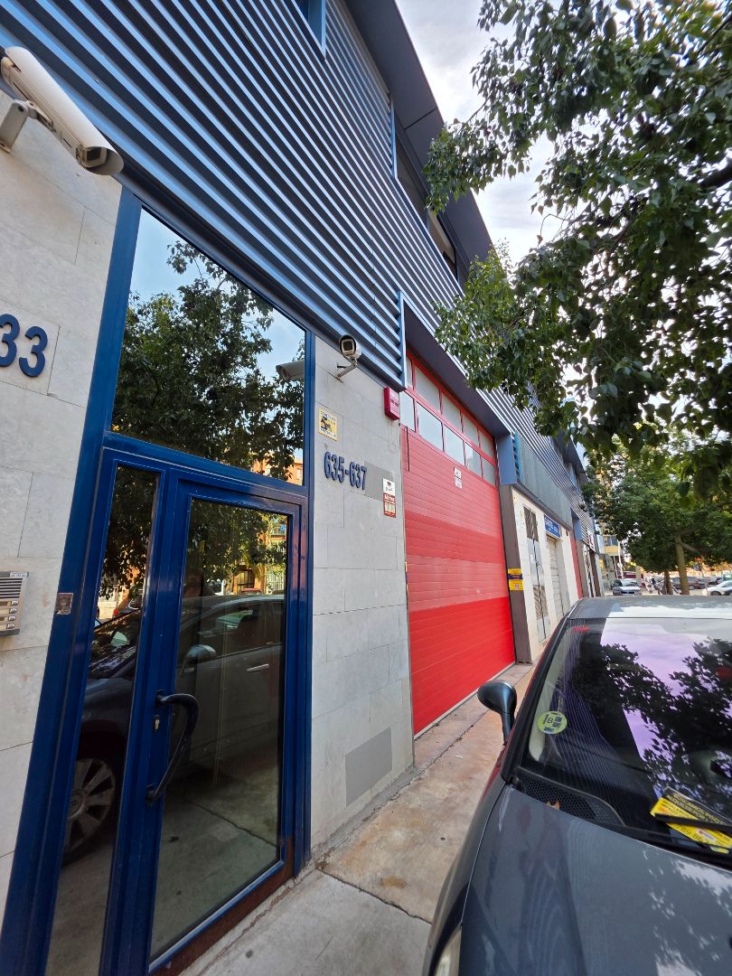 Vista exterior de Nau industrial de lloguer en Badalona